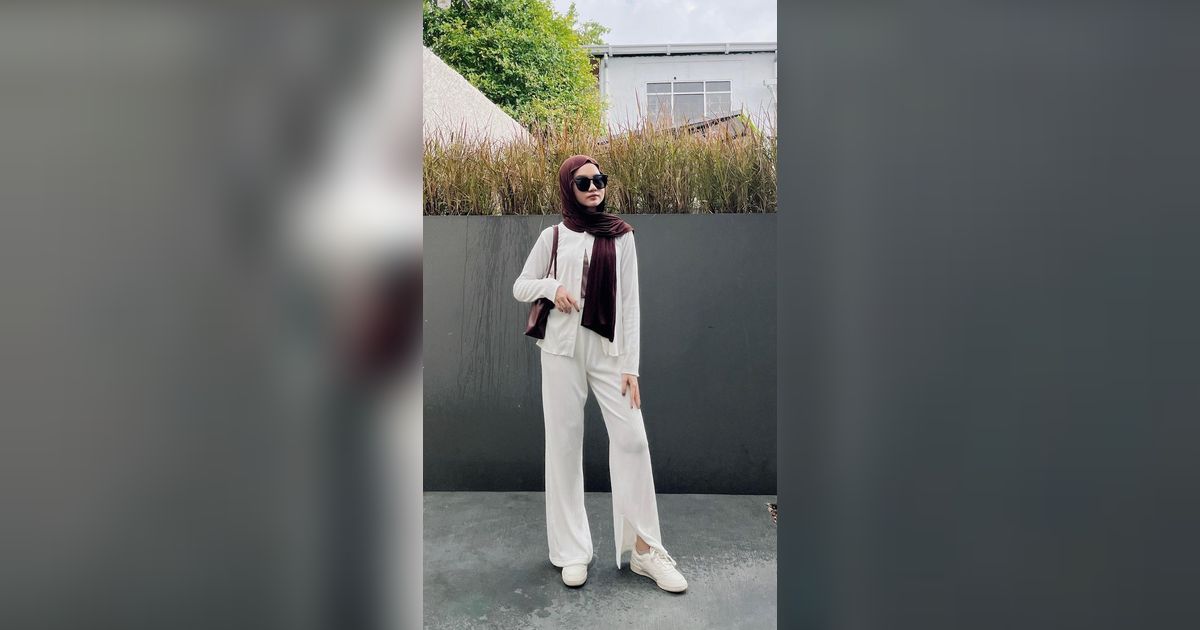 Tampilan On Point Hijaber dengan Look White on White, Coba Yuk!