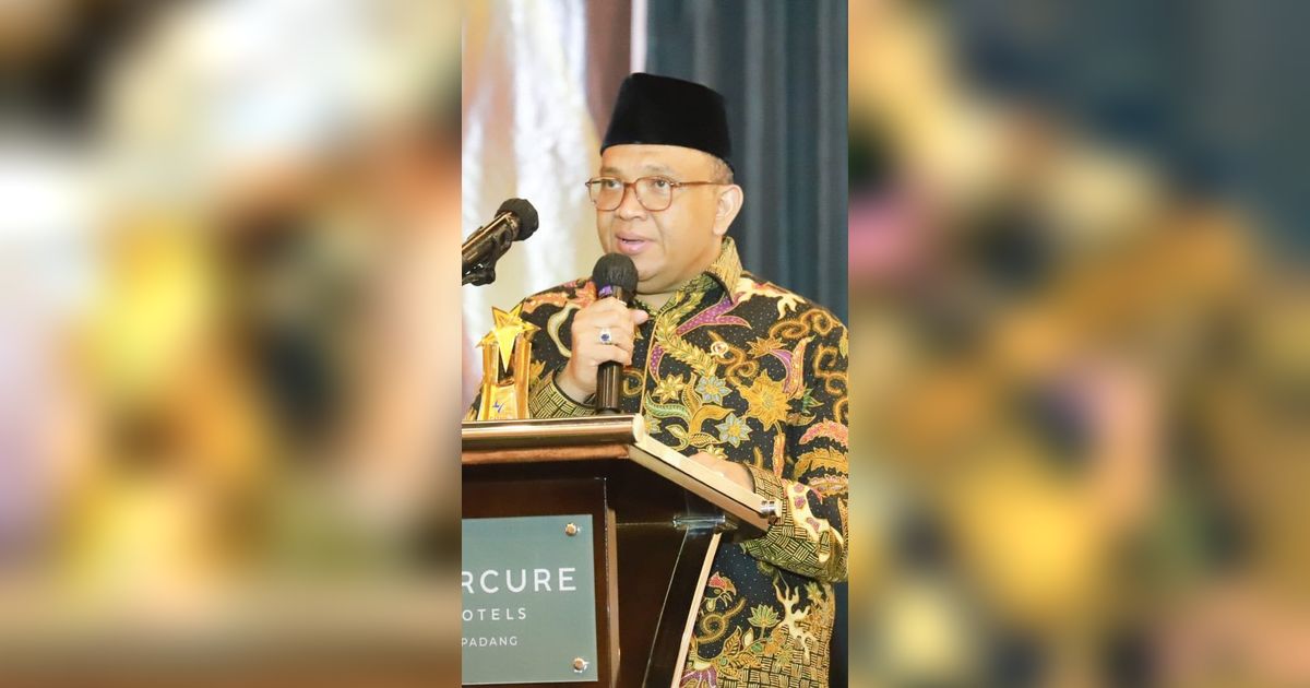 Wamenaker Afriansyah Terima Anugerah Tokoh Minang Nasional Peduli Sumber Daya Manusia