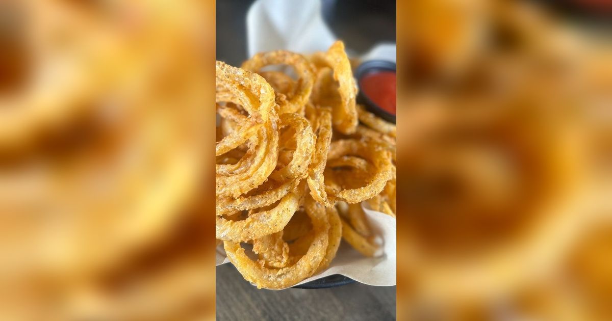 Cuma Pakai 1 Bahan Minuman, Ini Trik Bikin Onion Ring Crispy Tahan Lama