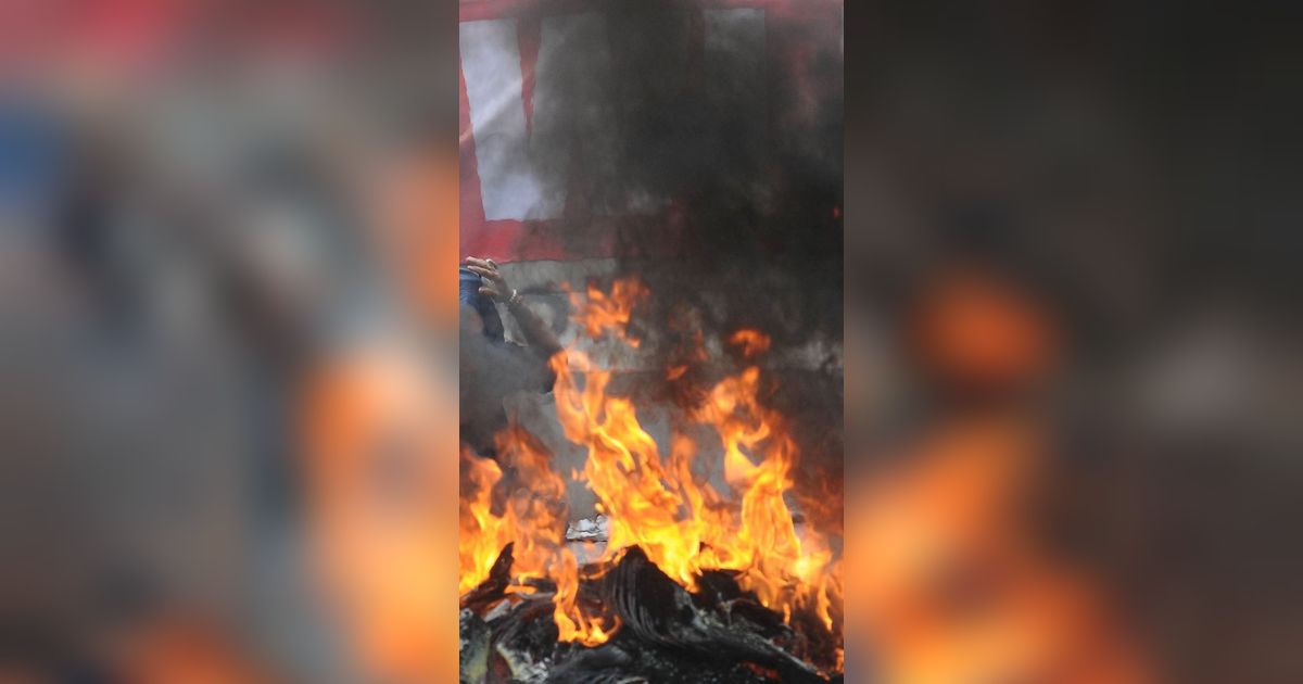 VIDEO: Demo Depan DPR Memanas, Massa Bakar Spanduk Keluarga Presiden Jokowi