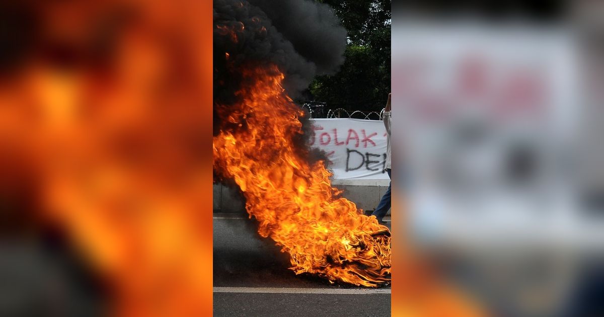 VIDEO: Api Berkobar di Gerbang, Pendemo Tolak Hasil Pemilu Lempar Botol ke Gedung DPR