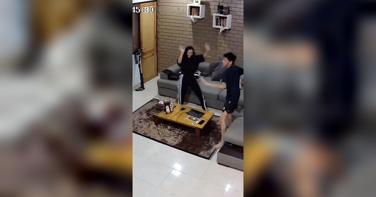 Aksi Random Keluarga Hesti Purwadinata yang Terekam CCTV, Tiba-tiba Joget Bareng di Ruang Keluarga