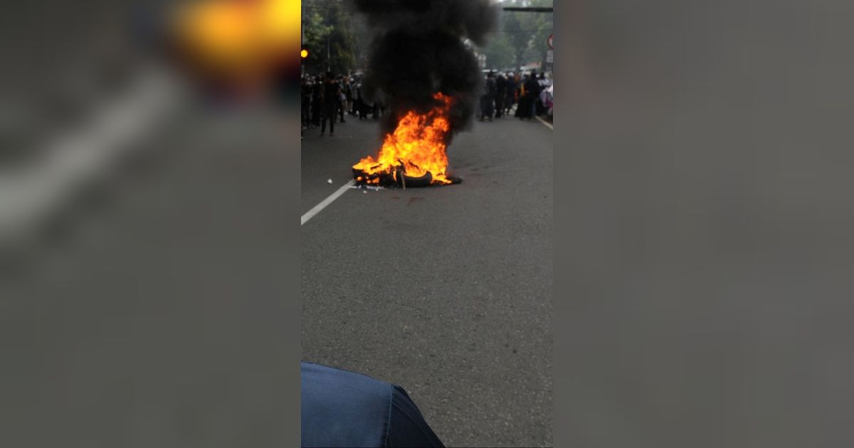 VIDEO: Malam Hari Demo Ricuh, Pendemo Vs Polisi Berhadap-Hadapan Depan DPR