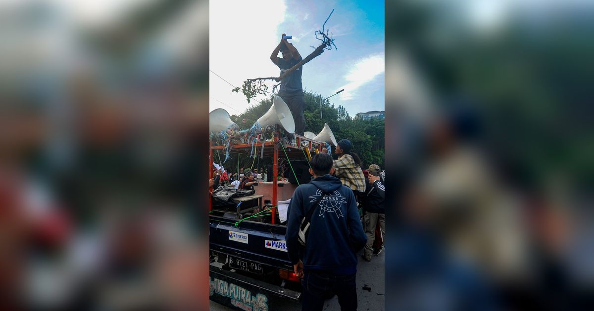 VIDEO: Demo Ricuh Depan DPR Dibubarkan Polisi, Massa Dipukul Mundur