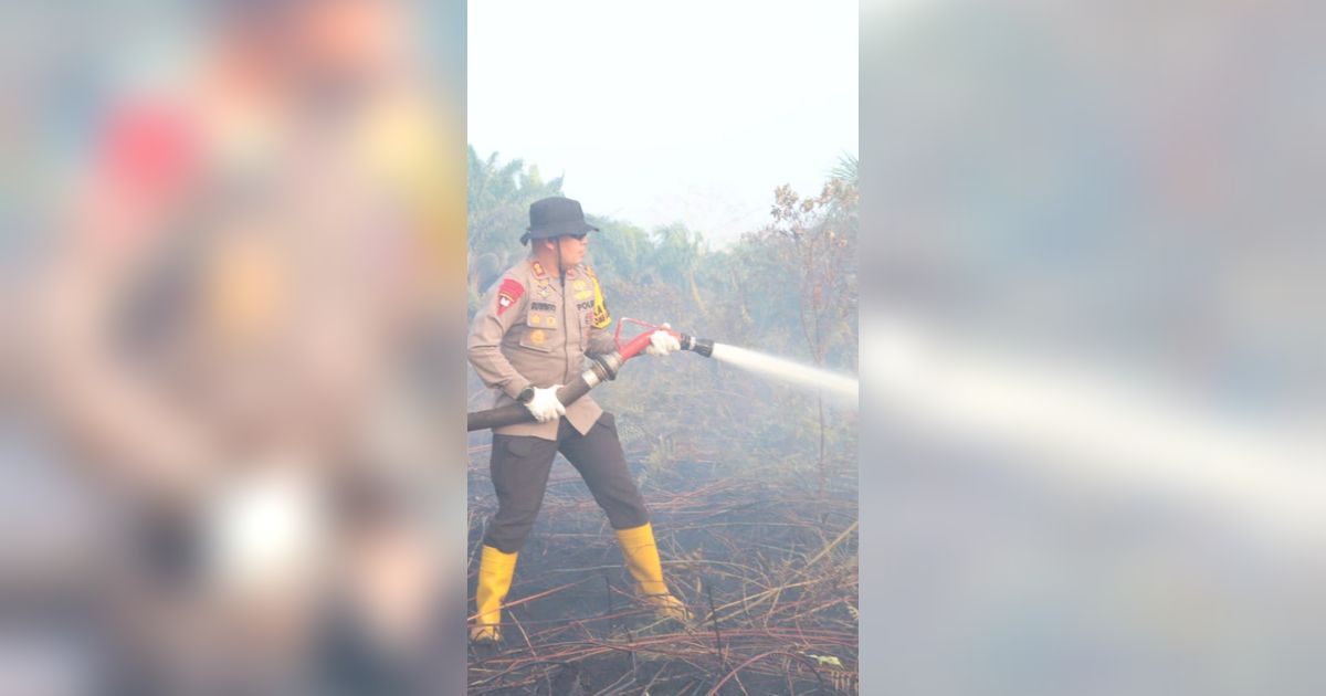 Heroik, Potret Kapolres di Riau Seberangi Sungai Hingga 'Belah Hutan' Demi Padamkan Kebakaran Lahan Sawit