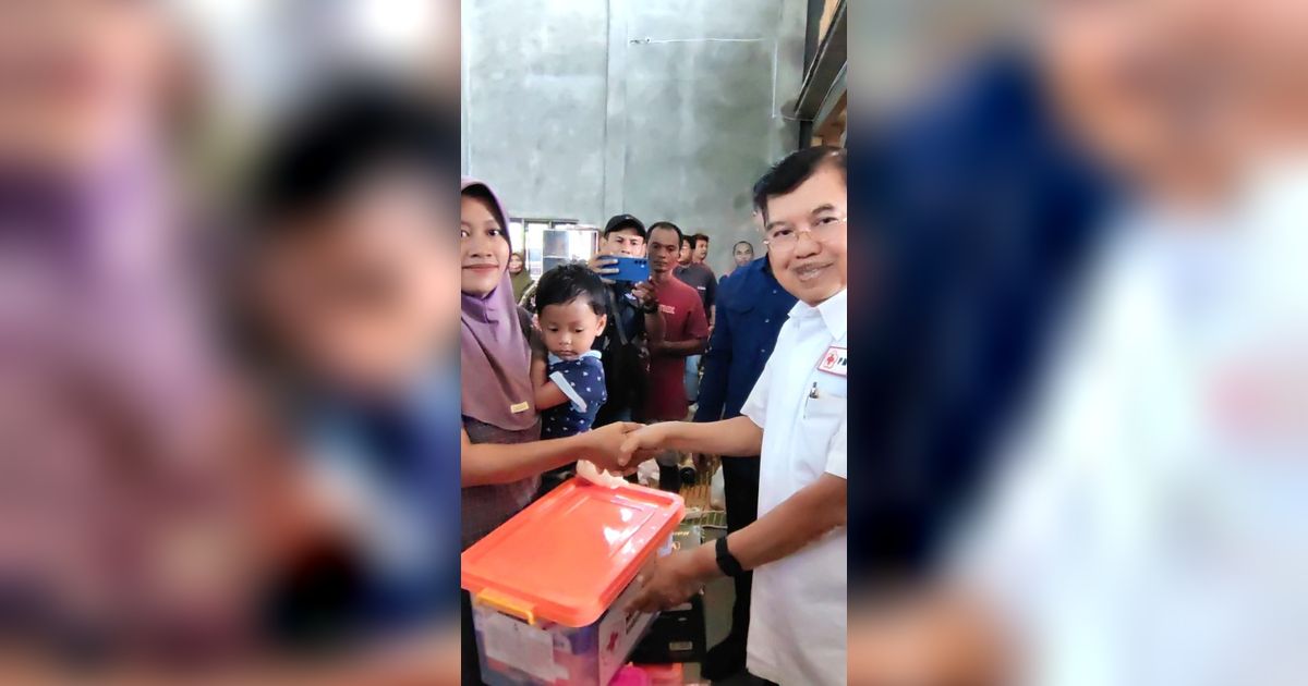 Didampingi Bupati, Jusuf Kalla Serahkan Bantuan ke Korban Banjir Demak