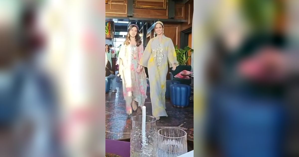 Potret Nia Ramadhani & Mikhayla Jadi Model Fashion Show Bareng, Ibu dan Anak Cantiknya Bikin Gak Kedip