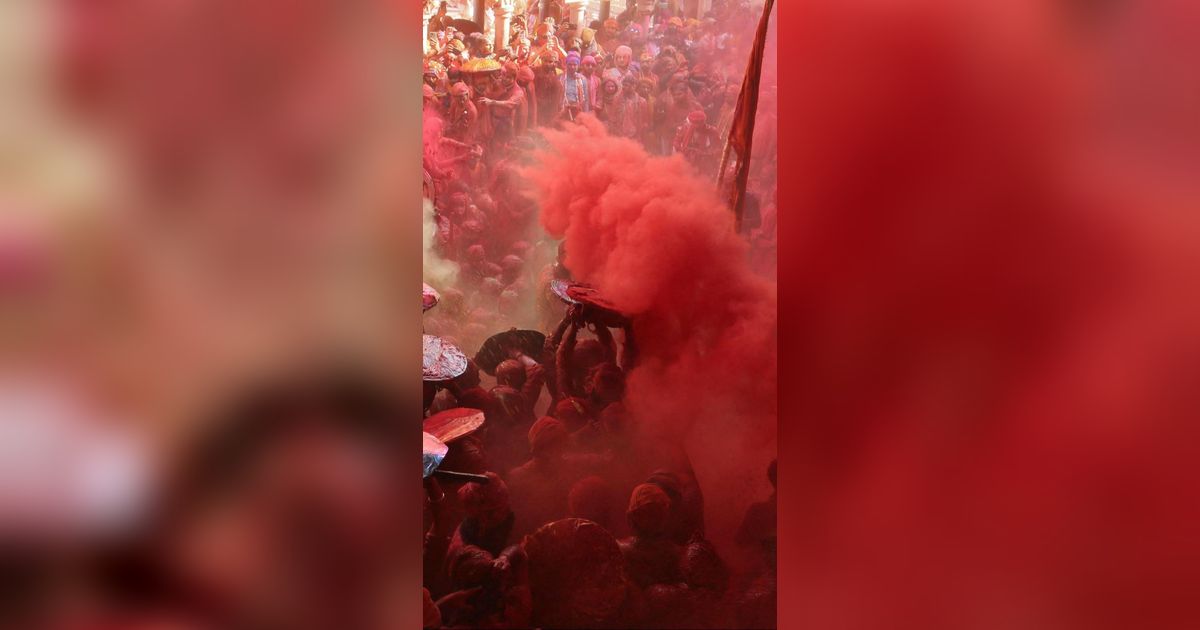 FOTO: Keseruan Warga India 'Perang' Bubuk Warna-warni di Festival Holi