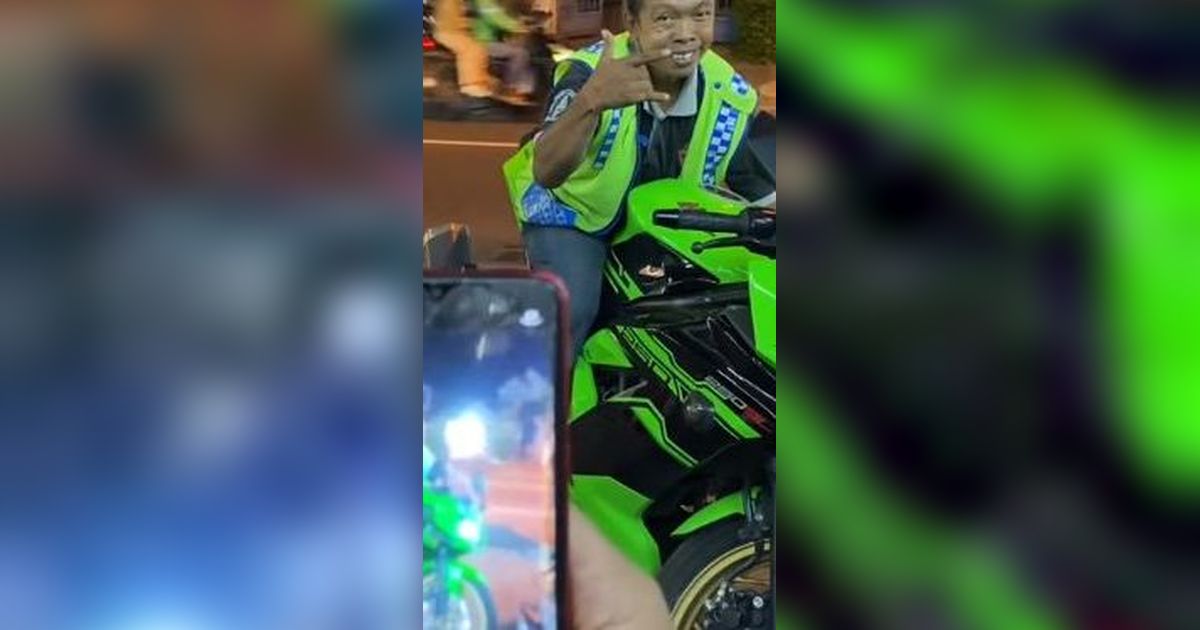 Pria Ini Beri Izin Tukang Parkir Foto Bareng Motornya, Ekspresi Kebahagiannya Curi Perhatian