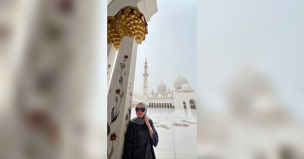 Potret Donna Agnesia Tampil Berhijab saat Berkunjung ke Masjid Agung Sheikh Zayed di Abu Dhabi, Netizen 'Adem Lihatnya'