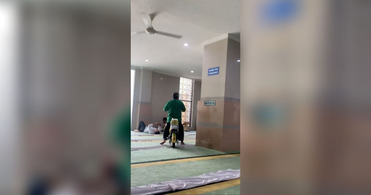 Viral Pria Kendarai Sepeda Listrik di Dalam Masjid, Ternyata Ini Alasan di Baliknya