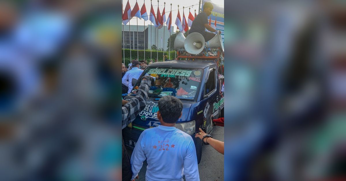 VIDEO: Situasi Depan KPU, Kapolres di Atas Mobil Komando Minta Pendemo Bubar