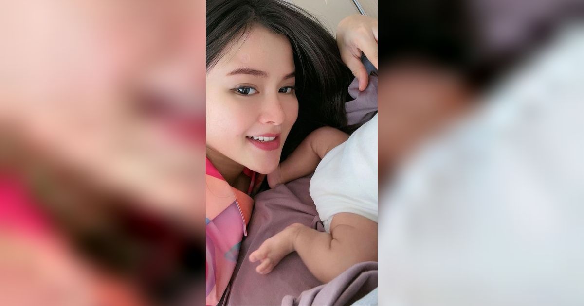 Potret Denny Caknan Temani Putri Cantiknya Imunisasi, Kelakuan Sang Suami Buat Bella Bonita Gemas