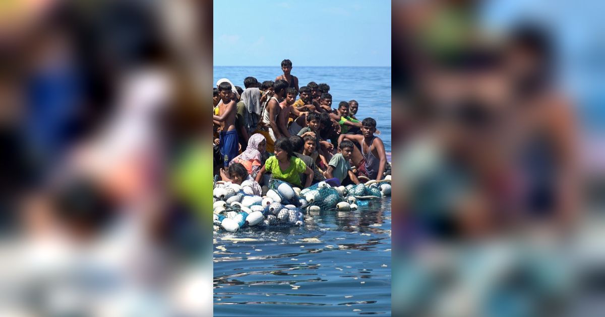 FOTO: Nelayan Aceh dan Basarnas Selamatkan Puluhan Pengungsi Rohingya Nyaris Tenggelam Setelah Kapal Terbalik Akibat Cuaca Buruk di Meulaboh