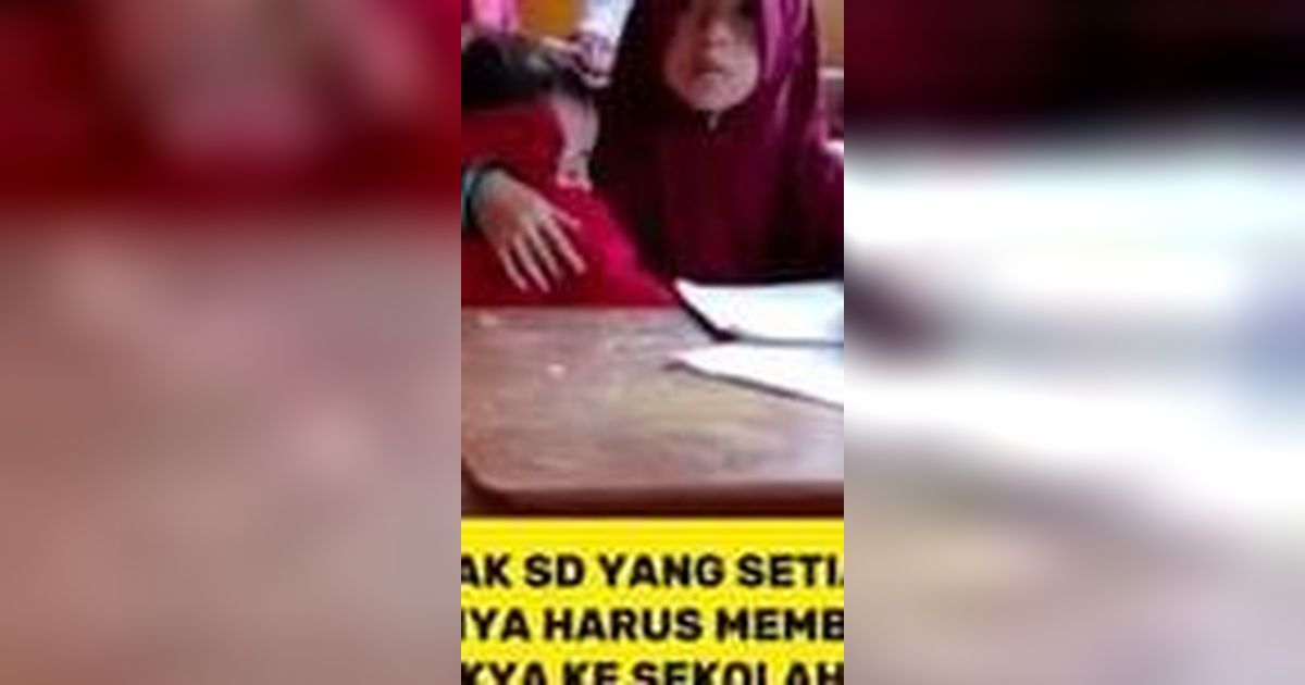 Anak SD Ini Sekolah Sambil Gedong Adiknya yang Masih Kecil, Alasannya Bikin Haru