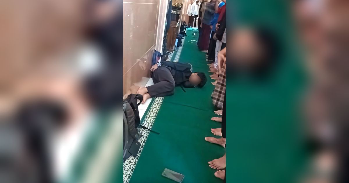 Viral! Pria Berada di Shaf Paling Depan, Bukannya Ikut Sholat Berjamaah Tapi Malah Tidur Pulas di Belakang Imam