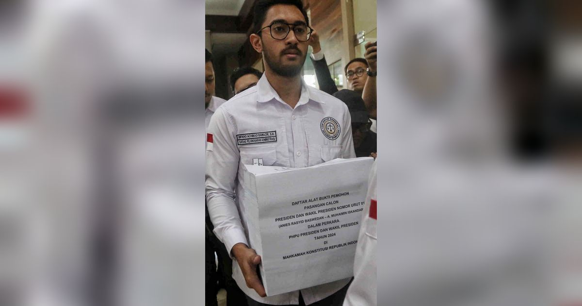 FOTO: Gugat Hasil Pilpres 2024 ke MK, Tim Hukum AMIN Bawa Setumpuk Dokumen Kecurangan Pemilu