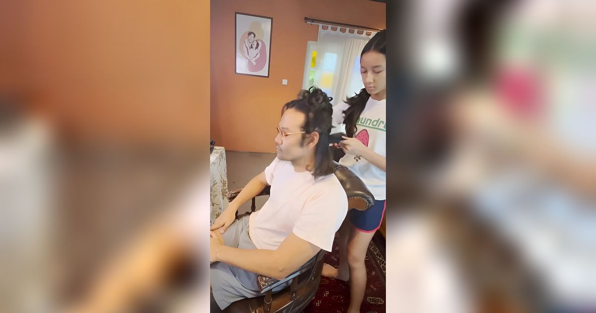 Father Daughter Goals! Dwi Sasono Pamer Rambut Kerennya Hasil Styling Sang Putri