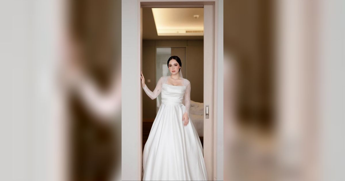 Bedah Gaun Klasik Raquel Larkin di Hari Pernikahannya