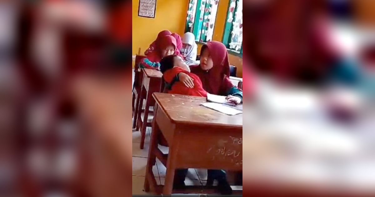 Kisah Haru Siswi di Sinjai Sekolah Sambil Gendong Adik Setelah Ibu Wafat