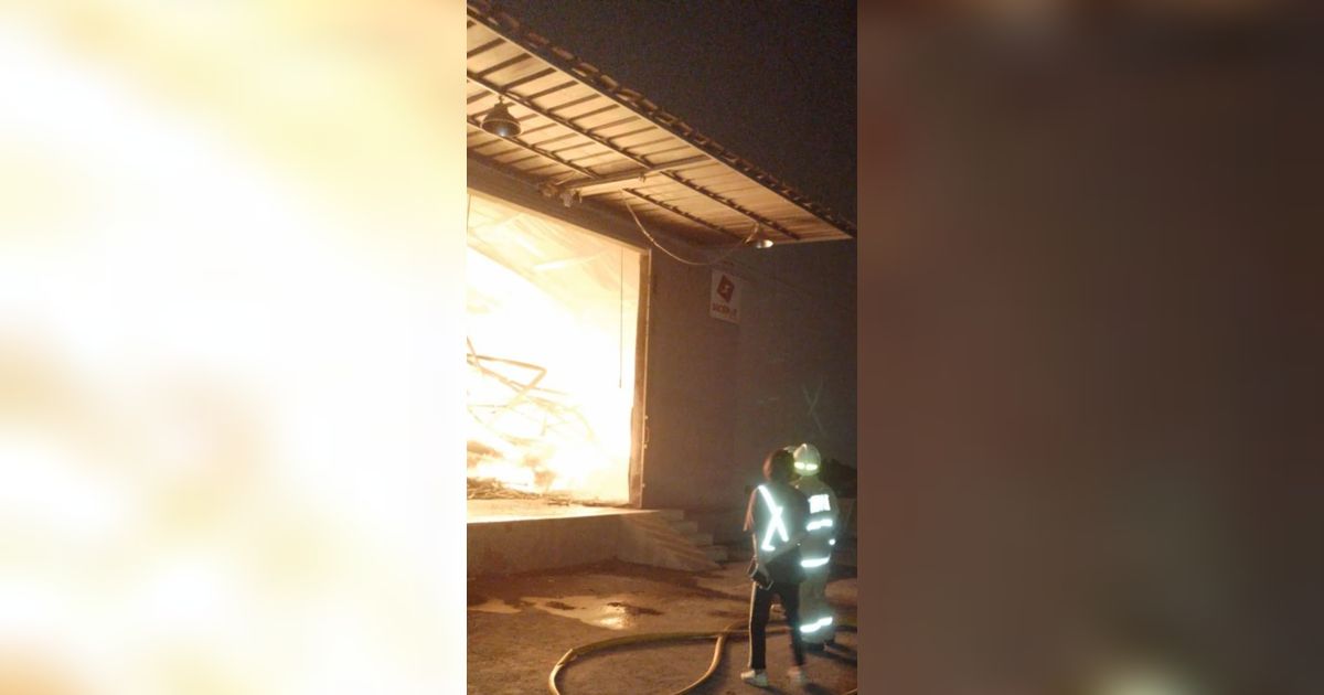 Gudang Lazada di Cengkareng Kebakaran, 17 Unit Mobil Damkar Dikerahkan