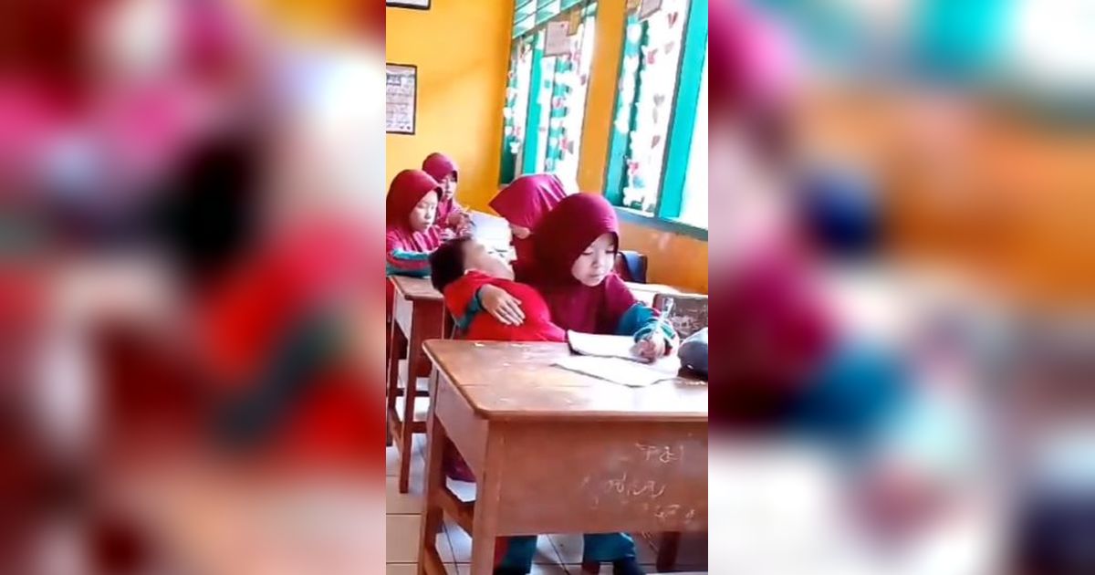 Ibunya Sudah Meninggal, Siswi SD ini Rawat Adiknya Hingga Sekolah pun Sambil Menggendongnya