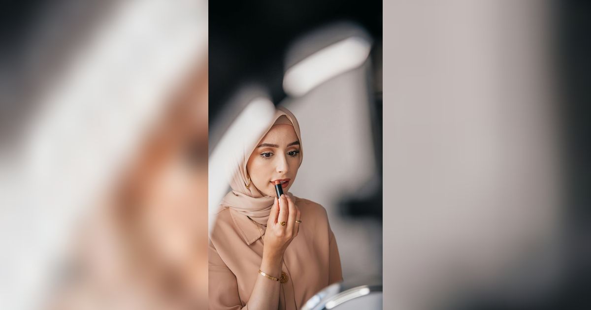 5 Tips Pakai Lipstik Tanpa Bikin Bibir Kering, Pancarkan Rona Cantikmu Selama Puasa