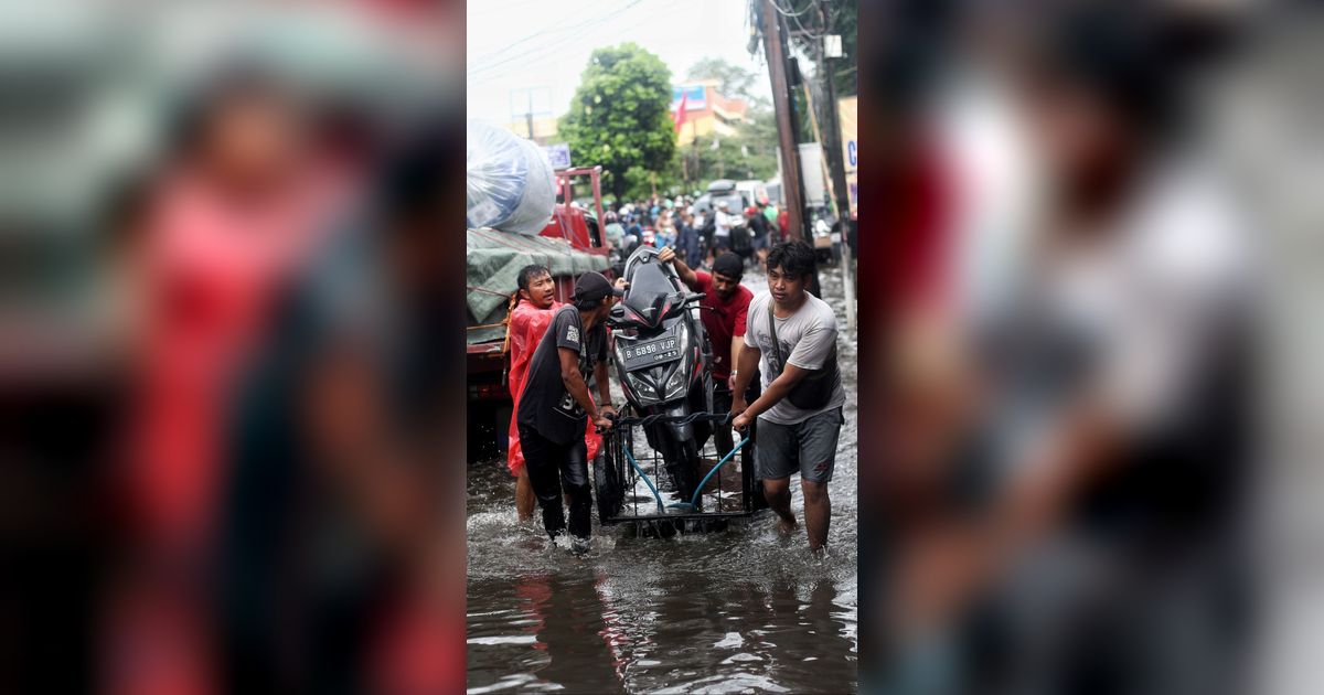 FOTO: Banjir Parah Landa Jalur Penghubung Jakarta-Tangerang, Pemotor Andalkan Jasa Gerobak