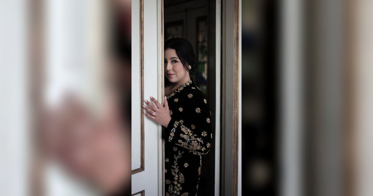Pesona Nessie Judge Berbalut Kebaya Hitam, Anggun Maksimal