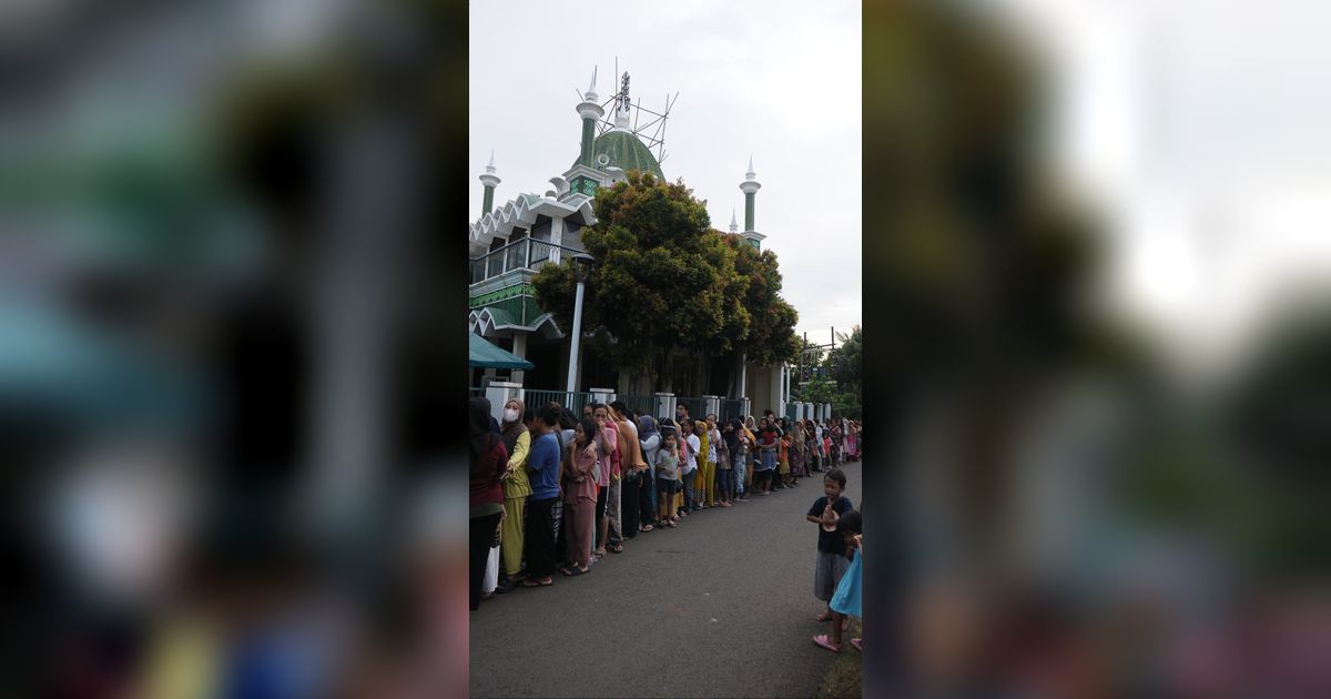 FOTO: Berbagi Berkah Ramadan, Masjid At-Taqwa Pondok Kelapa Bagikan Ratusan Takjil Gratis