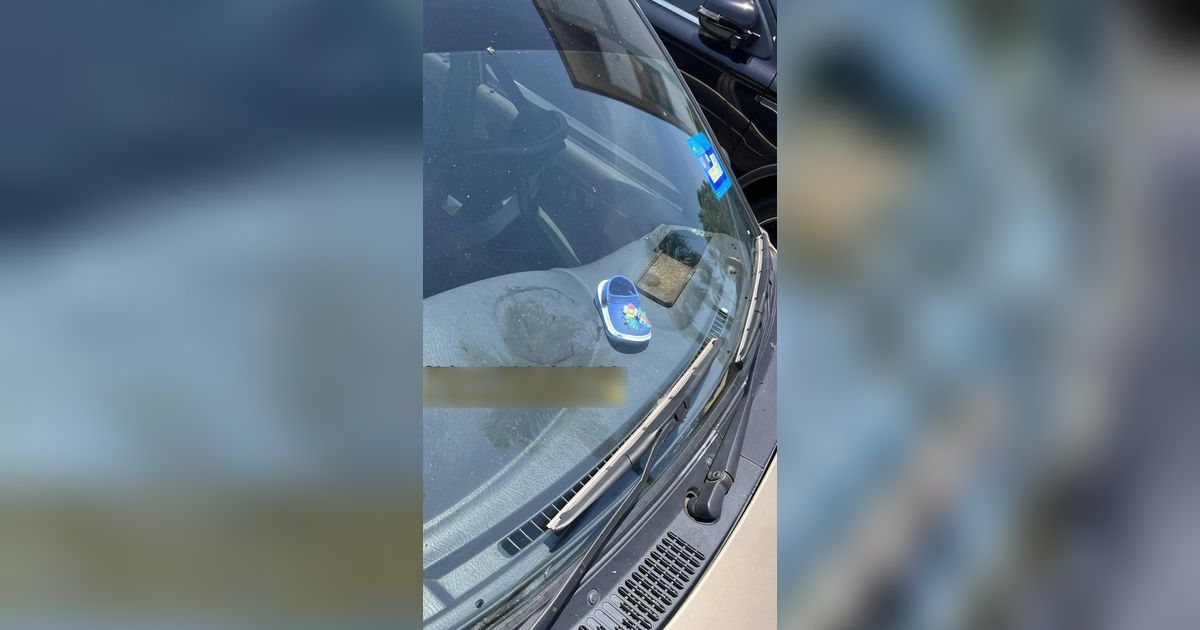 Ngakak! Tak Sengaja Tertinggal dalam Mobil dan Kejemur Lama, Emak-emak Syok Lihat Sepatu Anaknya Jadi Kecil Sebelah