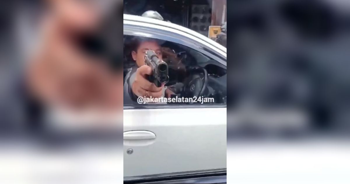 Viral Pengemudi Koboi Acungkan Diduga Pistol di Mampang Jaksel, Polisi Kejar Pelaku