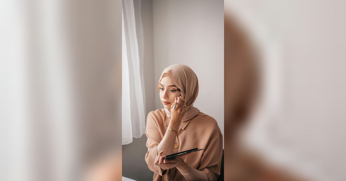 5 Tips Sederhana Tetap Cantik saat Lebaran, Makeup Flawless Tanpa Luntur ke Hijab