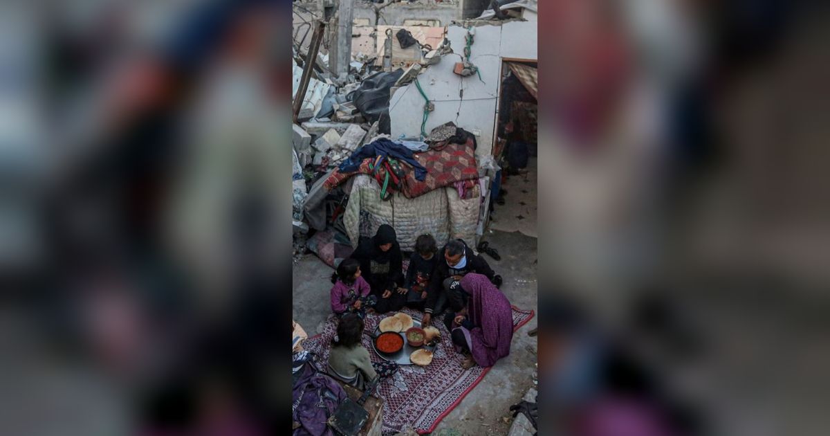 FOTO: Kisah Rabaya, Keluarga Palestina yang Pilih Bertahan dan Menikmati Buka Puasa Ramadan Dikelilingi Bangunan Hancur di Rafah