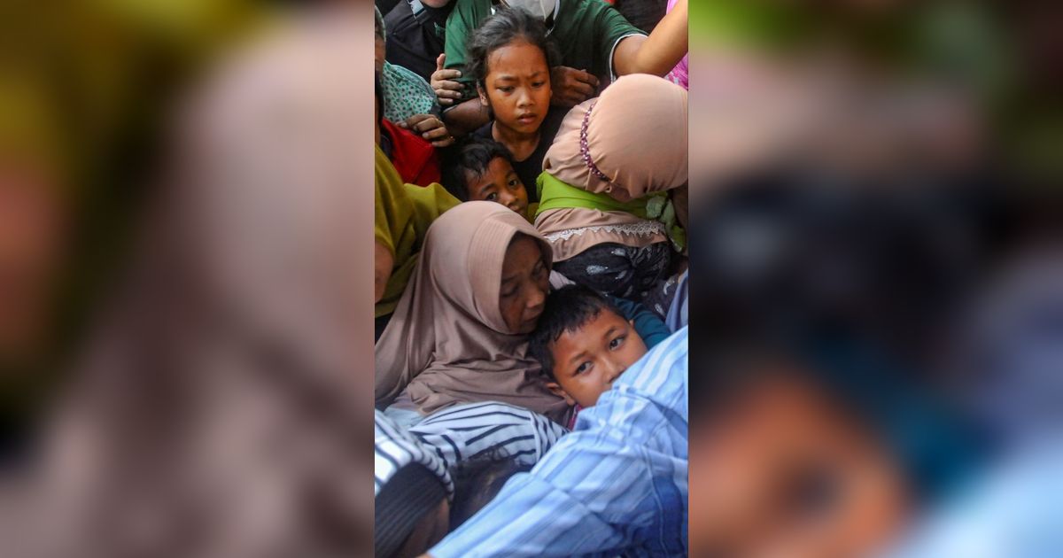 FOTO: Orang Dewasa hingga Anak-Anak Desak-Desakan Berebut Antrean Takjil Gratis di Pemda Kabupaten Bogor