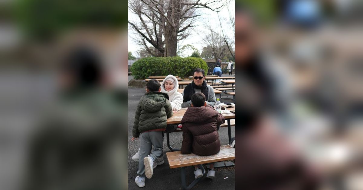 Potret Zaskia Adya Mecca Liburan Bareng Enam Anaknya ke Jepang, Seru tapi Sedih Hanung Bramantyo Harus Pakai Kursi Roda