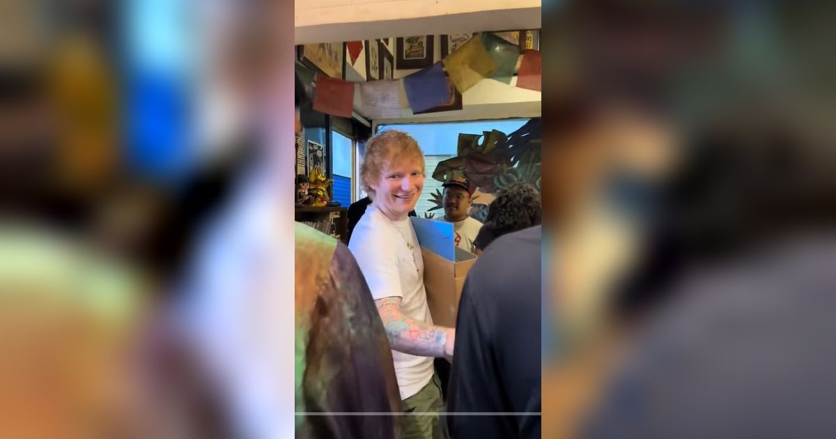 Momen Langka Ed Sheeran Main ke Pasar Santa Jakarta, Angkat Sendiri Kardus Isi Vinyl