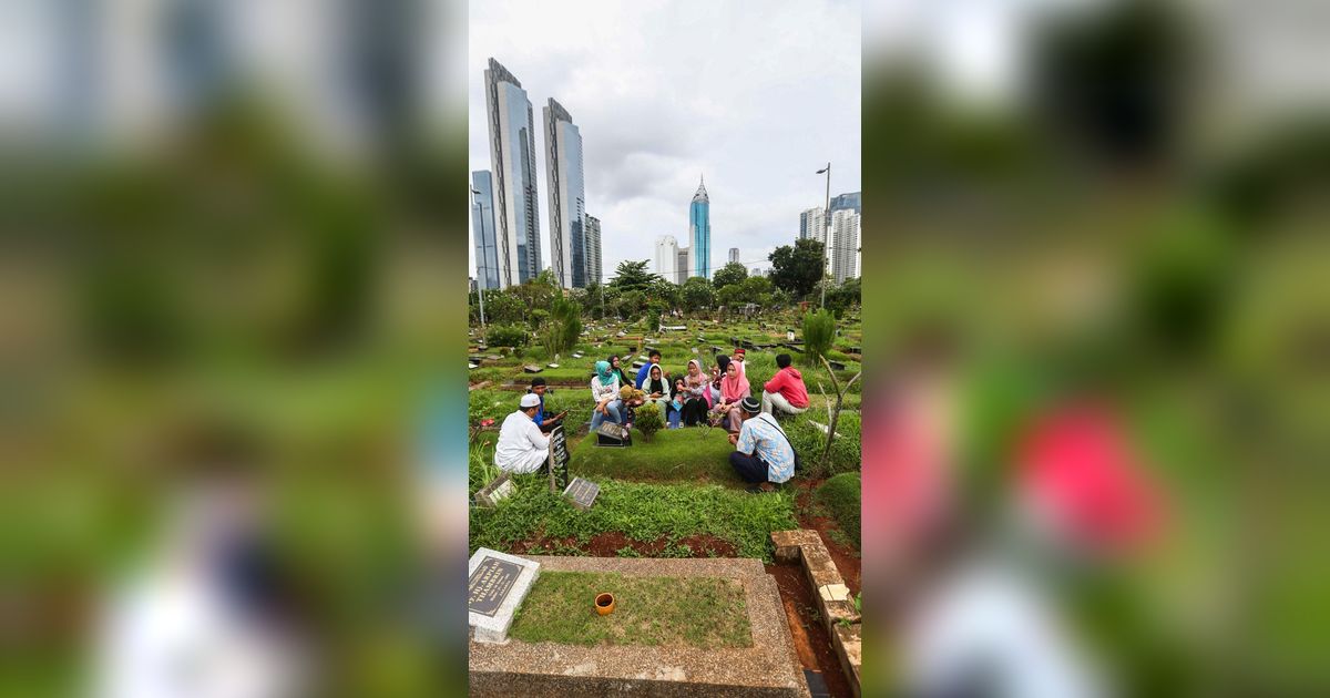 FOTO: Suasana TPU Karet Bivak Ramai Peziarah Jelang Ramadan