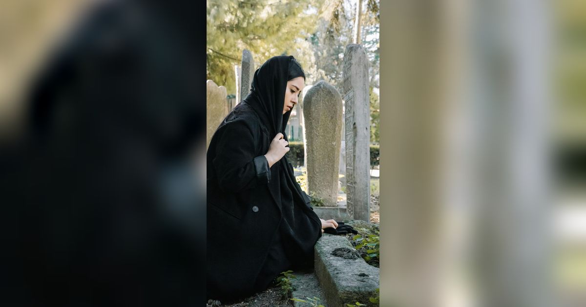 Doa Menyiram Kuburan saat Ziarah Kubur dan Hukumnya, Pernah Dilakukan Nabi SAW