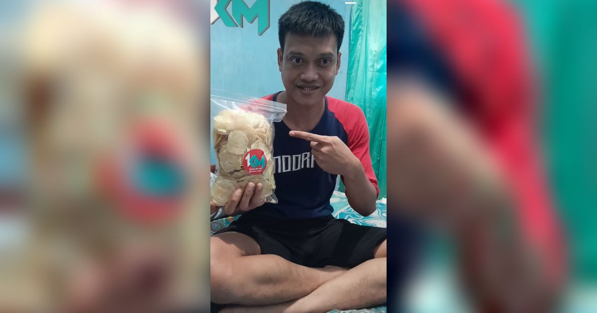 Idap Penyakit Mata, Mantan Kiper Timnas Kurnia Mega Kini Jualan Emping Secara Online