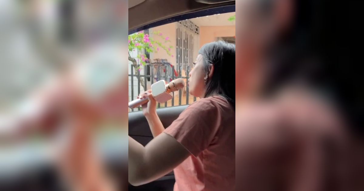 Viral Momen Seorang Ibu Jemput Anaknya yang Asyik Main saat Hujan, Teriak Pakai Mic