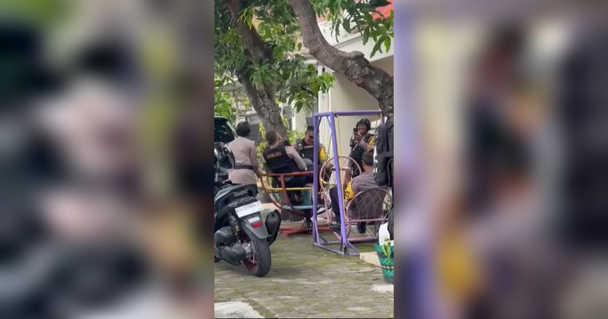 Asyik Dua Polisi Berseragam Lengkap Main Putaran Anak TK, Sang Polwan Megang Kendali