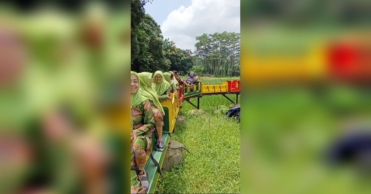 Viral Aksi Rombongan Emak-emak Naik Wahana Kereta di Sawah, Momen Bahagia Curi Perhatian