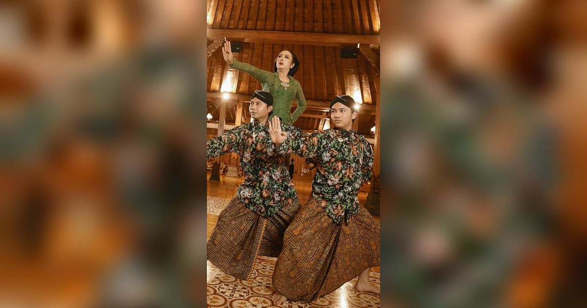 Foto Keluarga Soimah Antimainstream dengan Pose Seru