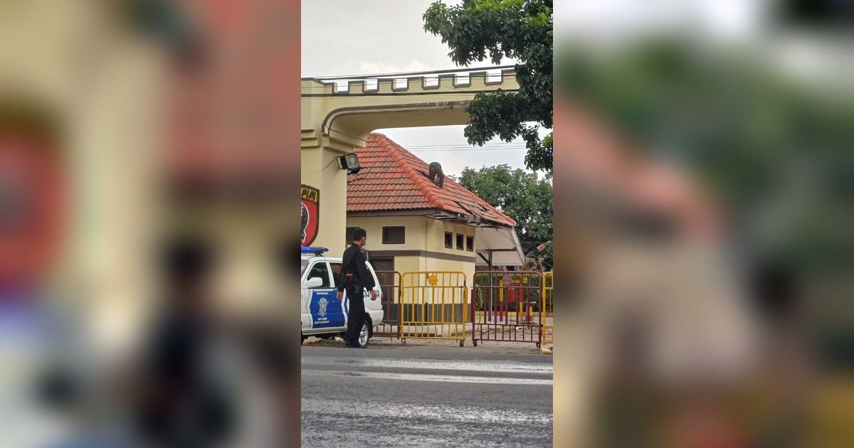 Bom Meledak di Mako Brimob Surabaya, Bangunan Hancur hingga Keluarkan Api