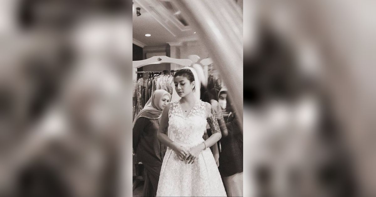 Foto-foto Awkarin saat Fitting Gaun Pengantin Bikin Heboh Netizen, Mau Menikah?