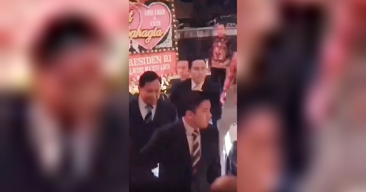 Viral Video Momen Amien Rais Serobot Rombongan demi Bisa Salaman Prabowo Subianto, Panen Kritikan Pedas Netizen