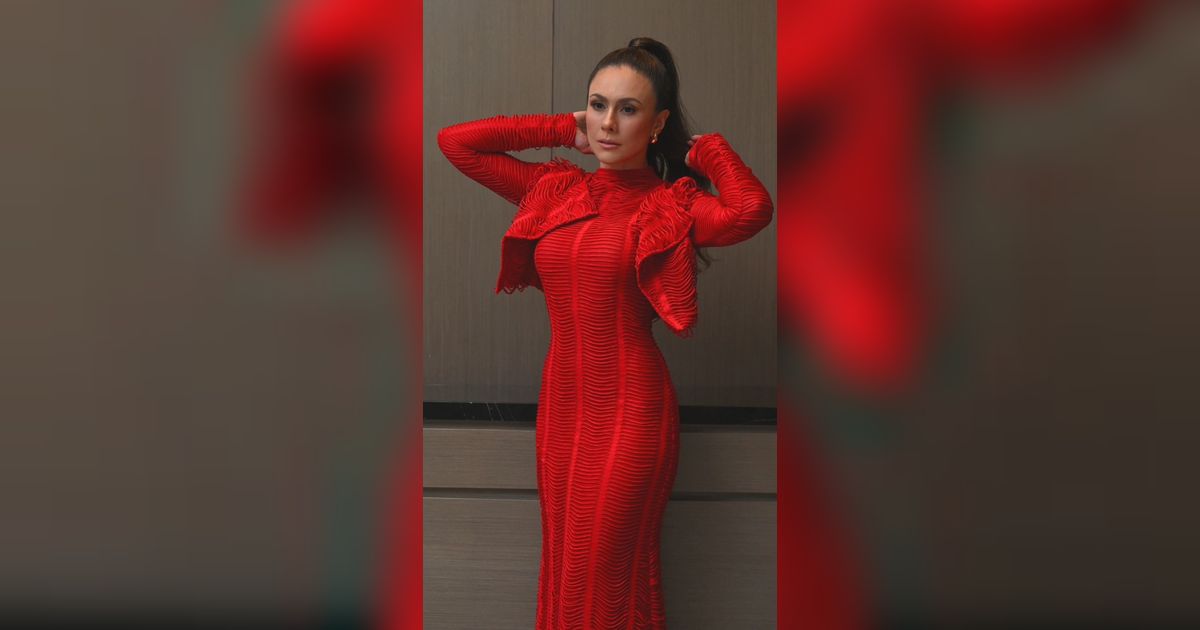 Potret Wulan Guritno Pose Centil Duduk di Ranjang, 'Baju Merah Jangan Sampai Lolos'