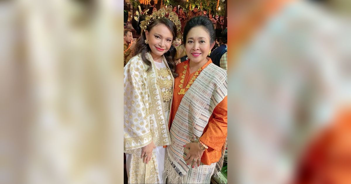 10 Potret Kedekatan Titiek Soeharto dengan Para Artis Top