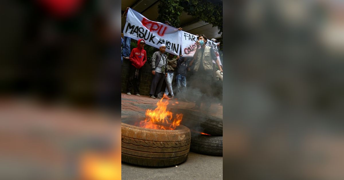 FOTO: Protes Pencurian dan Penggelembungan Suara, Massa Caleg Partai Golkar Dapil 8 DKI Jakarta Bakar Ban di Jalan